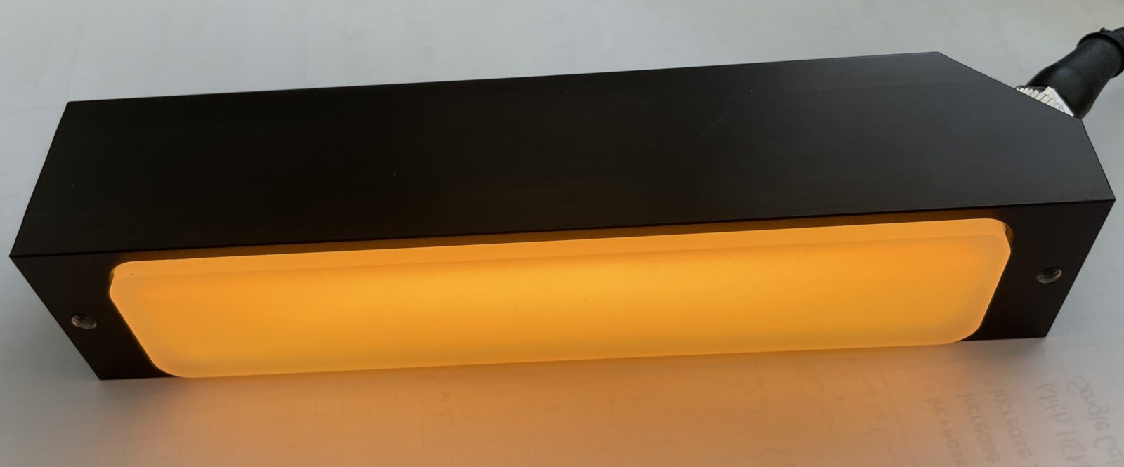 elitra LED-Leuchte als Sonderanfertigung mit aufgedickter Scheibe, orange leuchtend